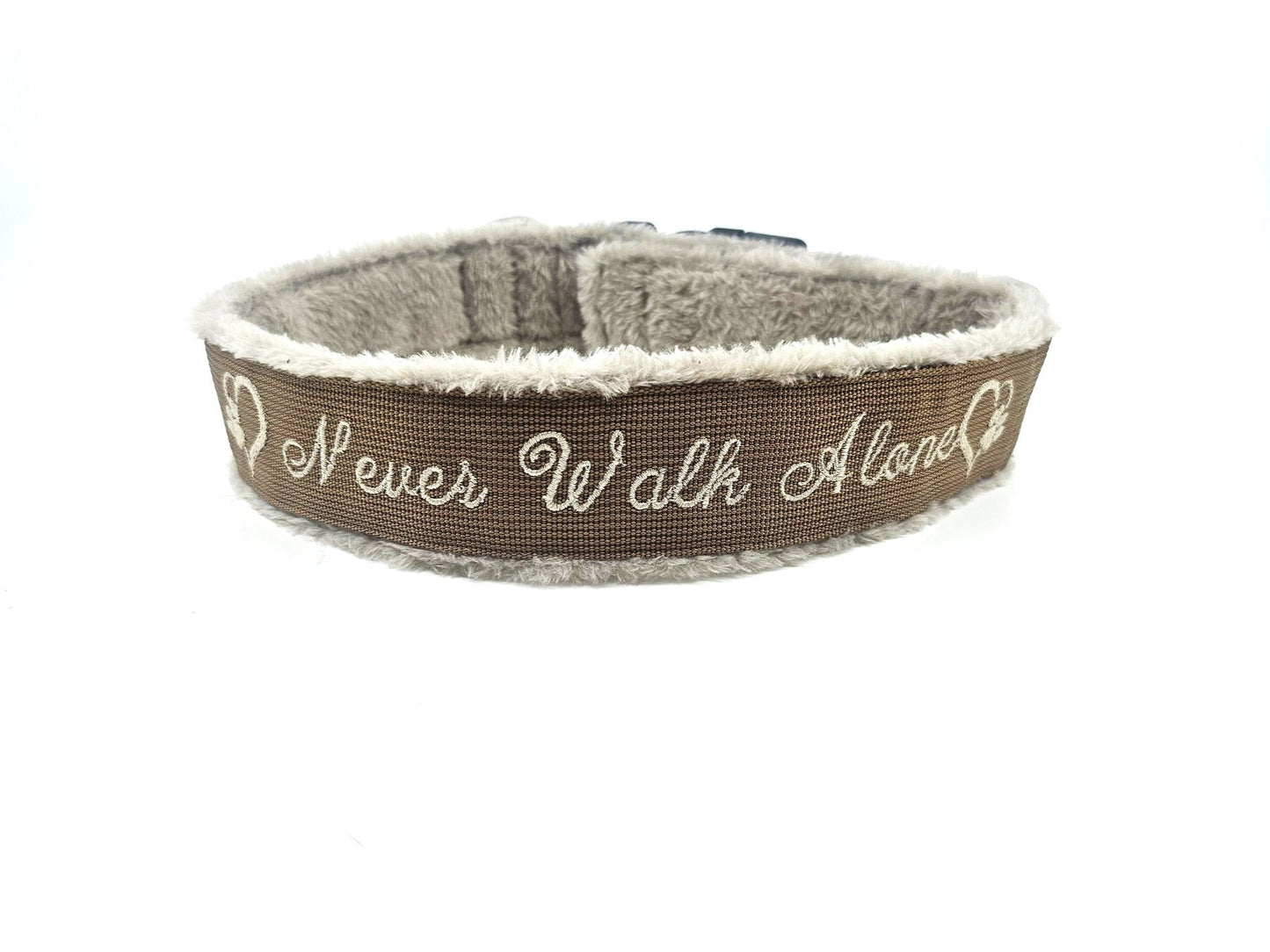 HALSBAND - NEVER WALK ALONE BROWN 💖🐕 57–62 cm